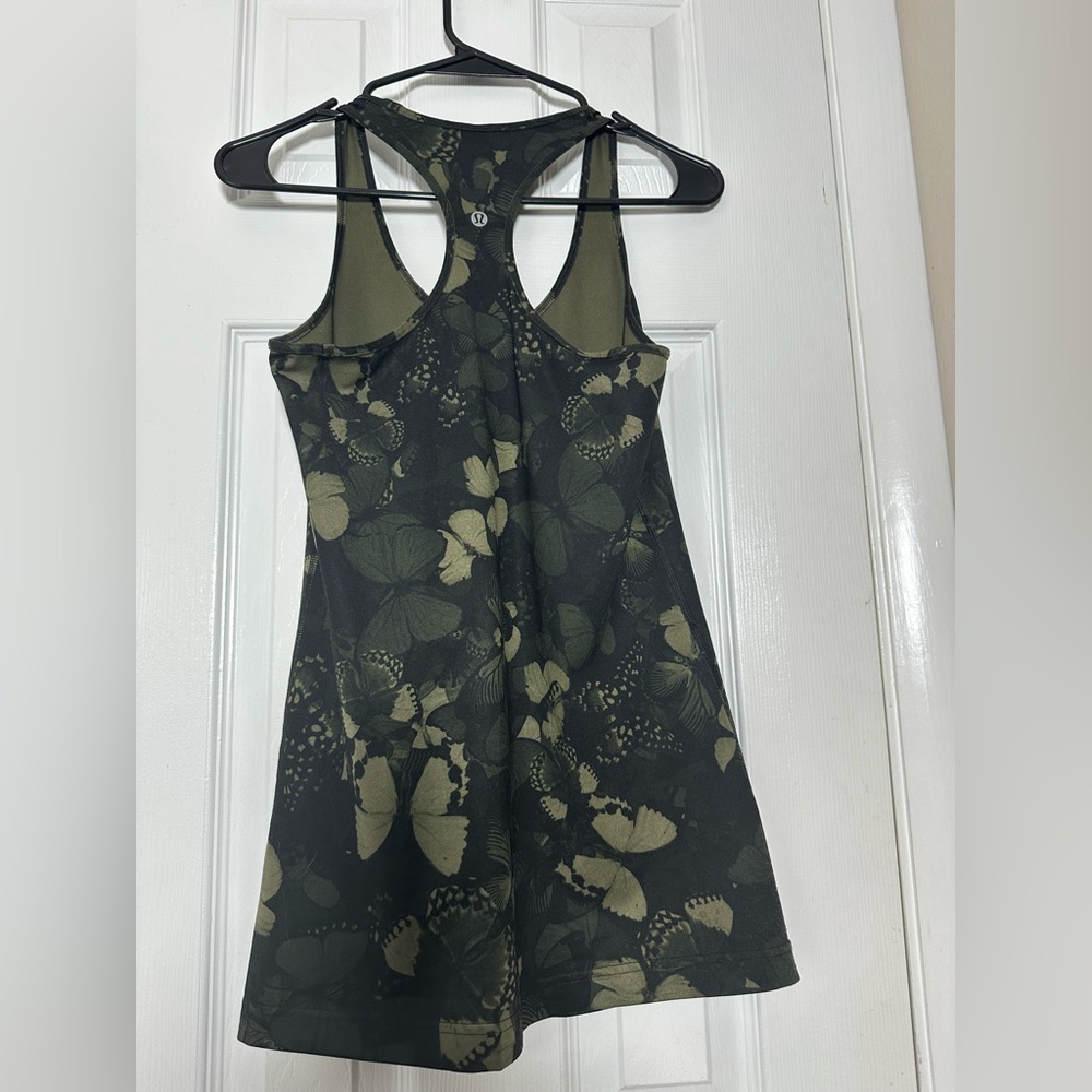 Size 8 Women Lululemon Tank Top Like New. - Picture 3 of 5
